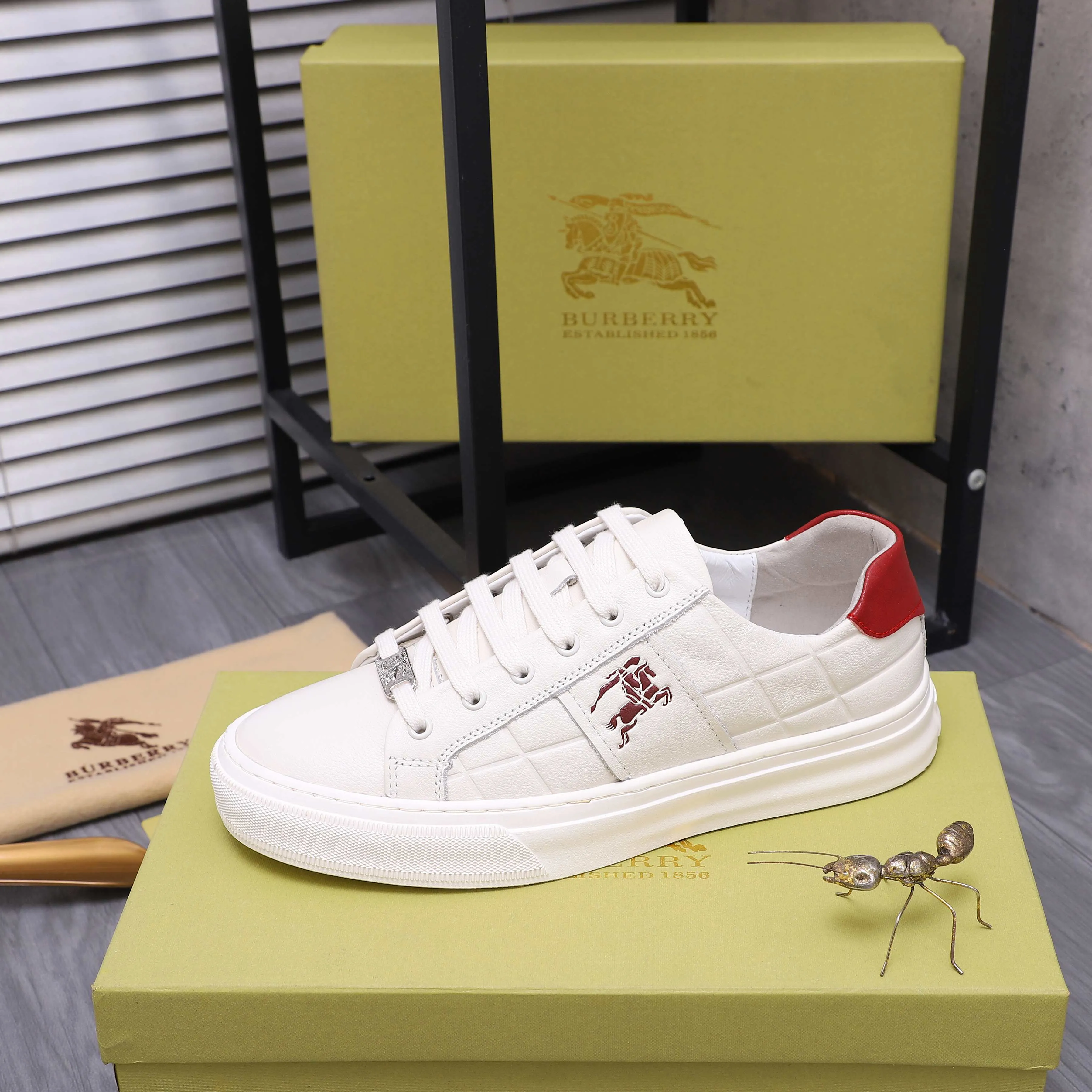 Men's shoes 💰p400 Product trademark: Burberry "Burberry" casual shoes Regular size: 38-44 Product materials: Selected cowhide embossed upper, pigskin lining, rubber outsole